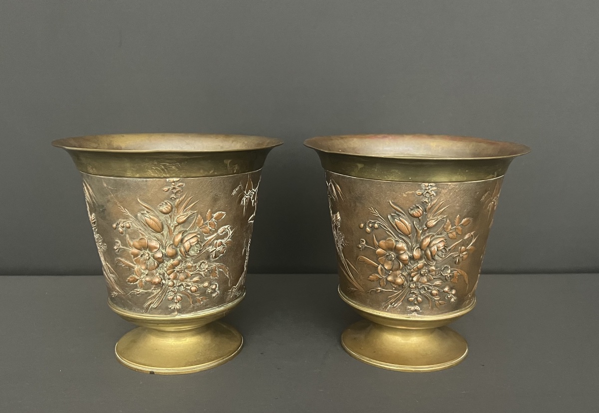 Paire de cache-pots en bronze et cuivre à riche décor floral en relief-photo-2