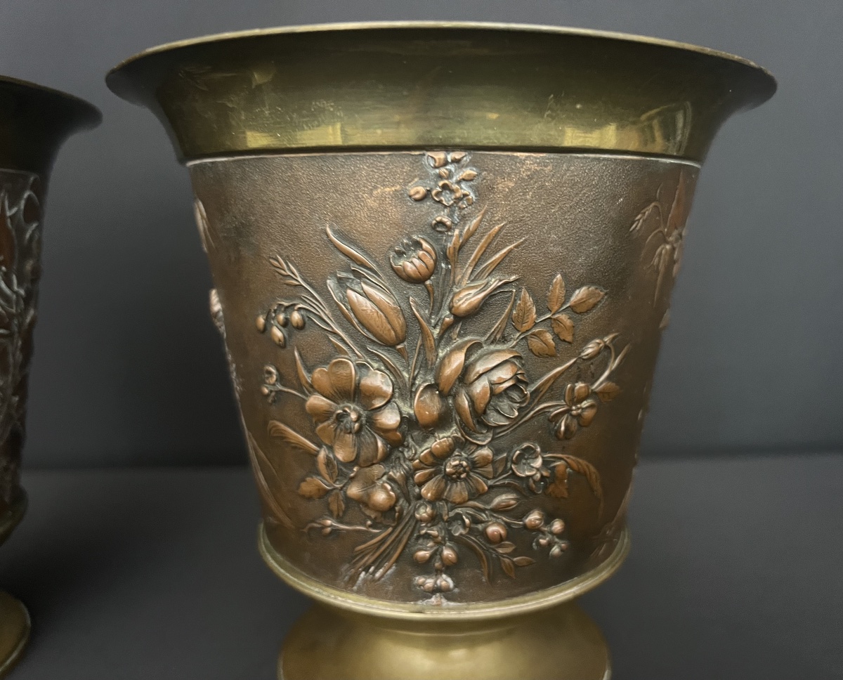 Paire de cache-pots en bronze et cuivre à riche décor floral en relief-photo-1