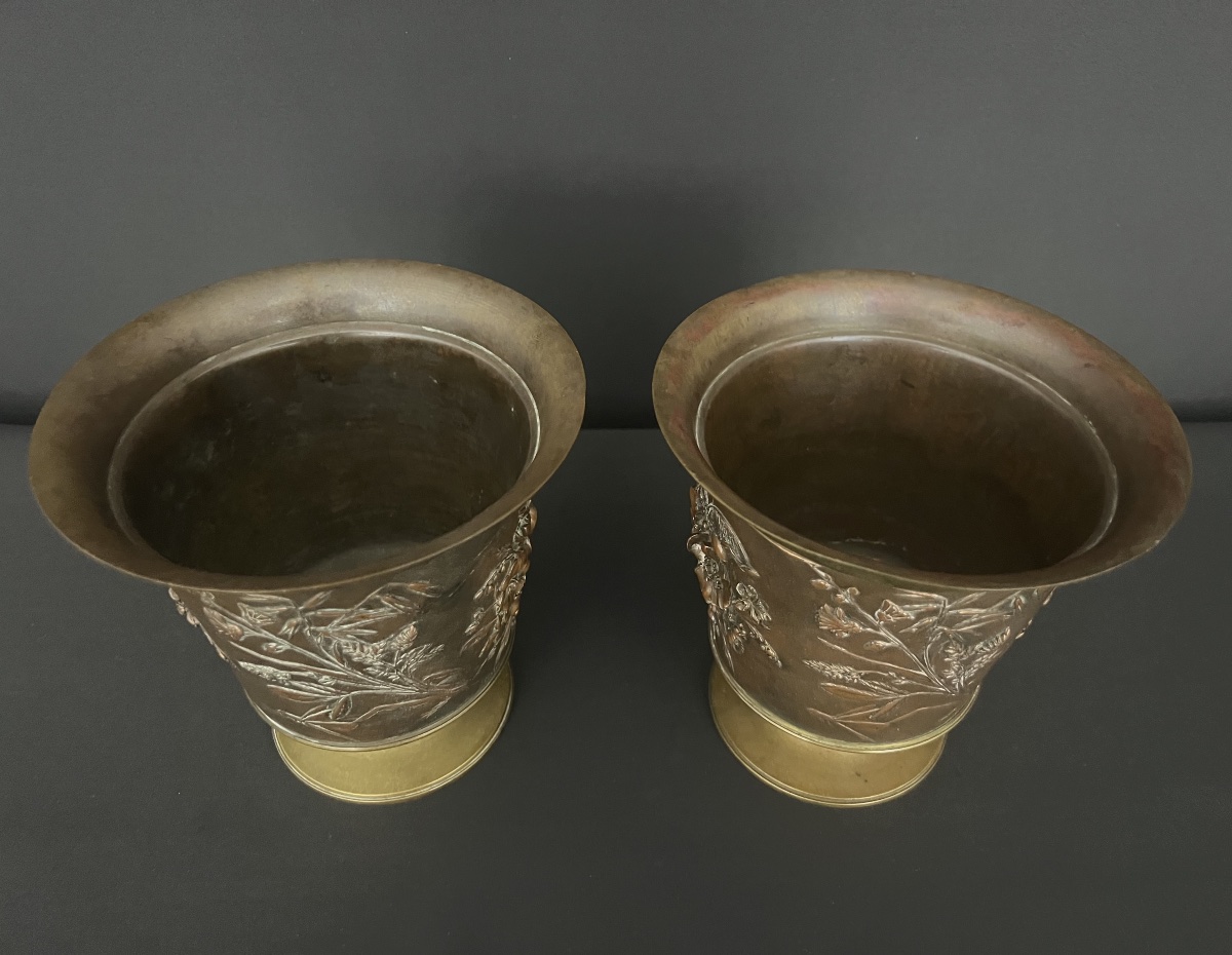 Paire de cache-pots en bronze et cuivre à riche décor floral en relief-photo-2
