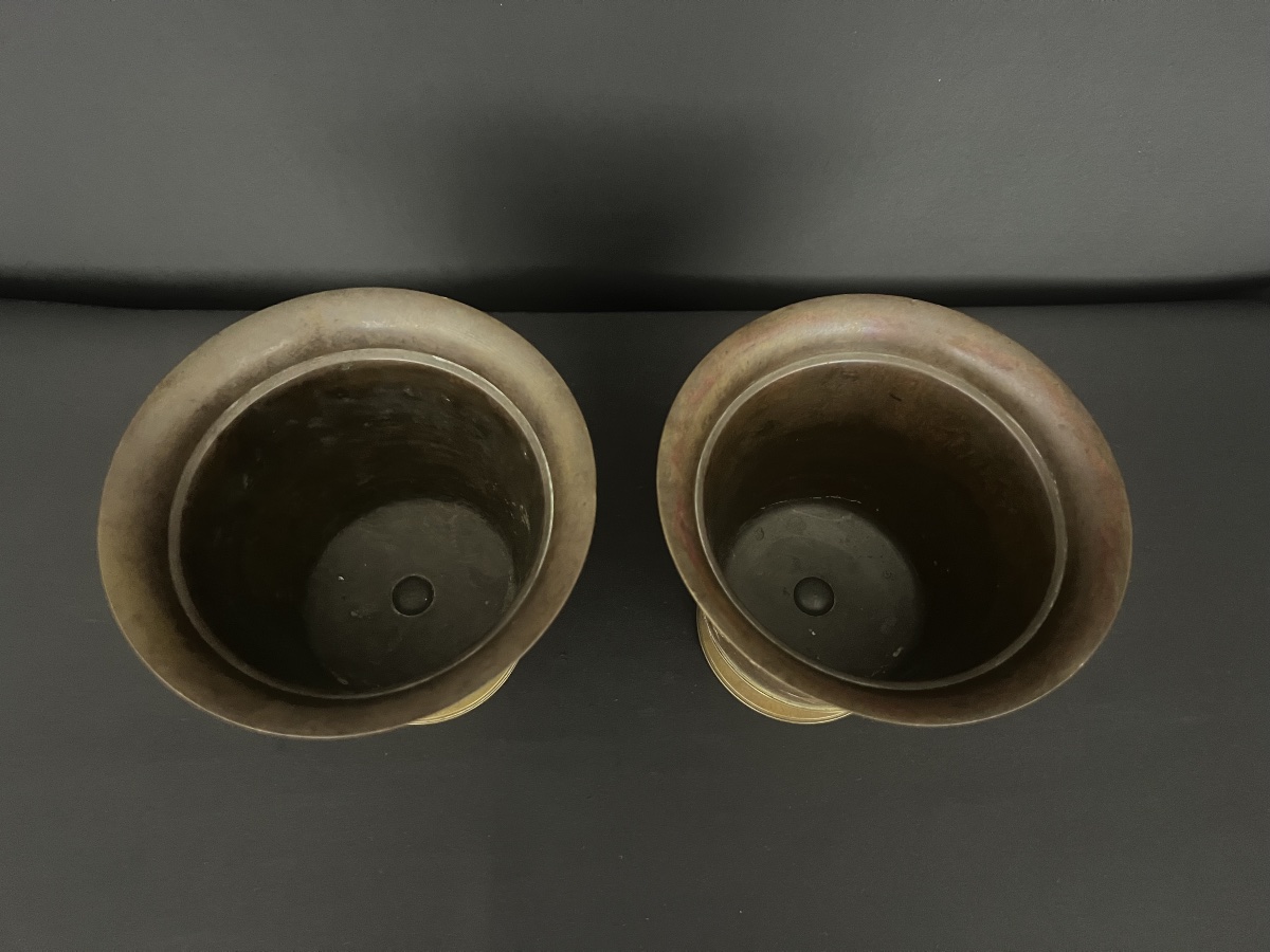 Paire de cache-pots en bronze et cuivre à riche décor floral en relief-photo-3