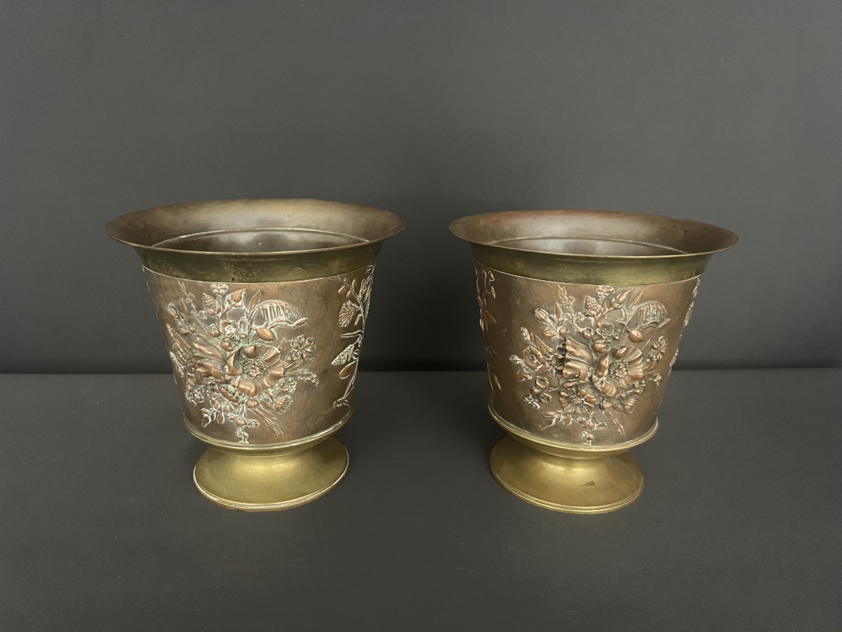 Paire de cache-pots en bronze et cuivre à riche décor floral en relief-photo-4