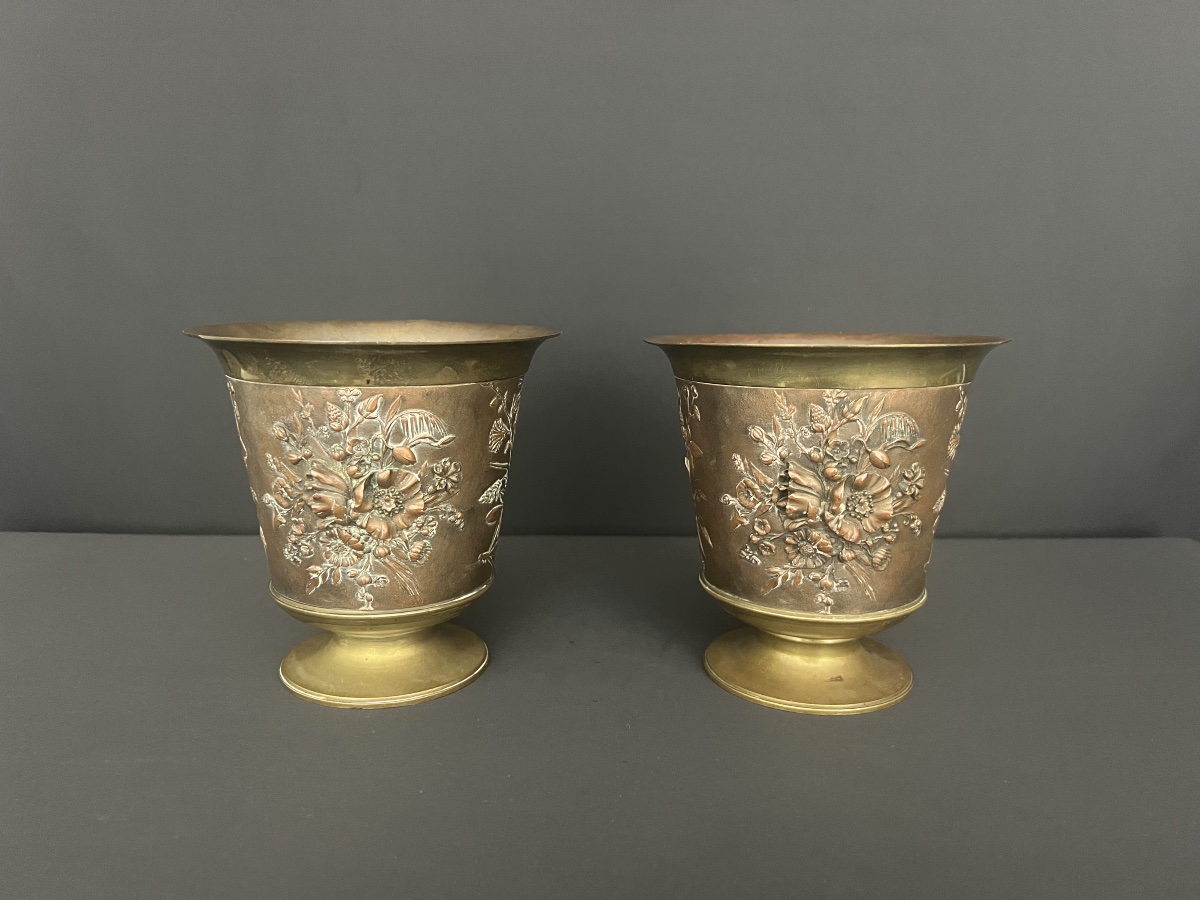 Paire de cache-pots en bronze et cuivre à riche décor floral en relief