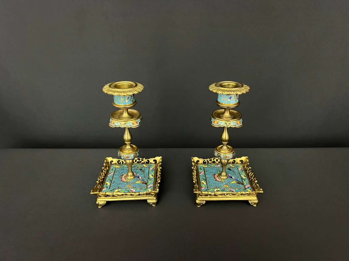 Paire de bougeoirs en bronze doré et émaux cloisonnés-photo-2