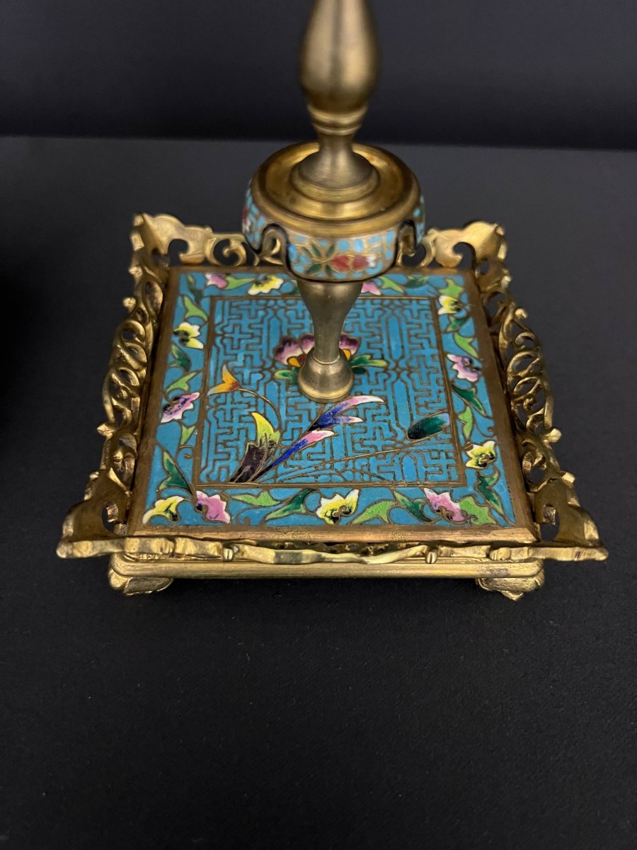 Paire de bougeoirs en bronze doré et émaux cloisonnés-photo-3