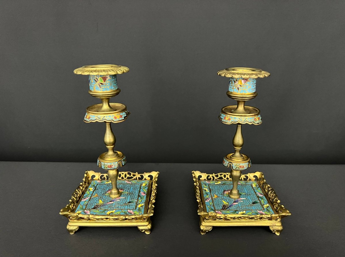 Paire de bougeoirs en bronze doré et émaux cloisonnés-photo-4