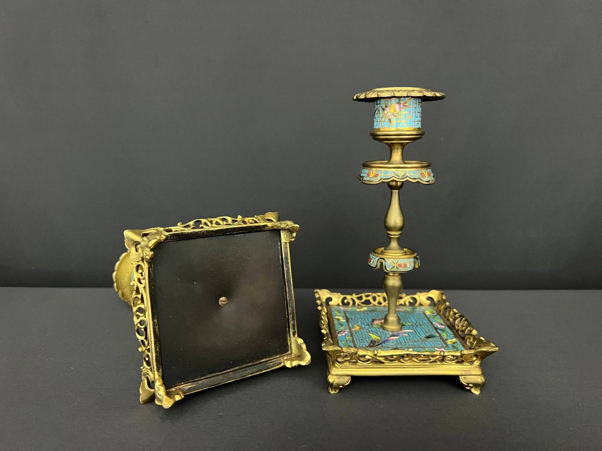 Paire de bougeoirs en bronze doré et émaux cloisonnés-photo-1