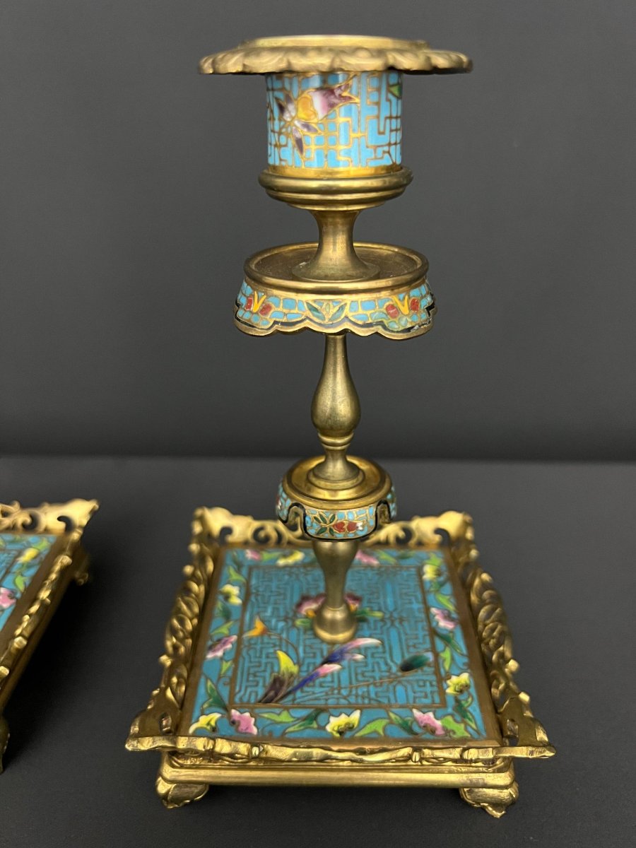 Paire de bougeoirs en bronze doré et émaux cloisonnés-photo-2