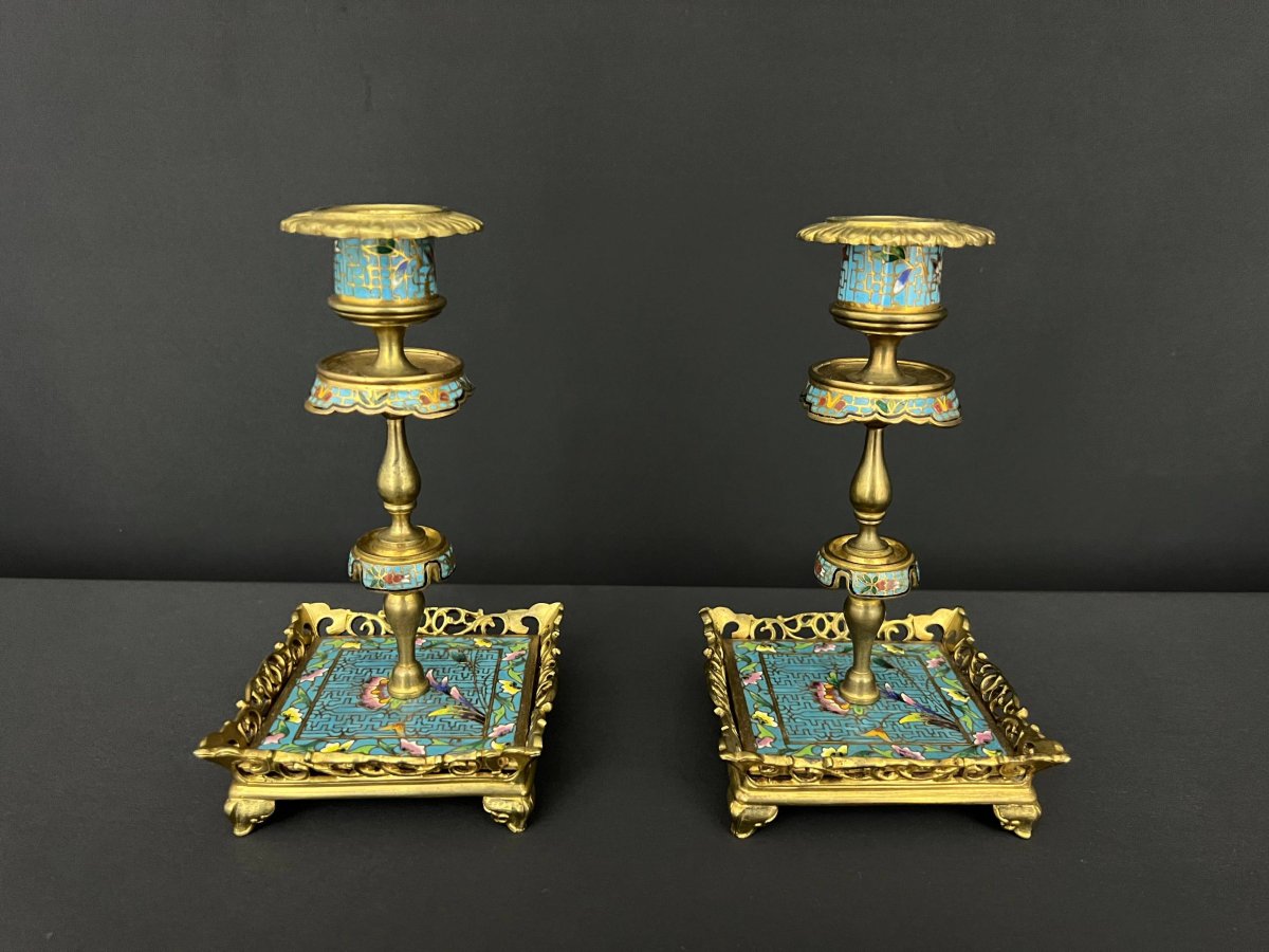 Paire de bougeoirs en bronze doré et émaux cloisonnés