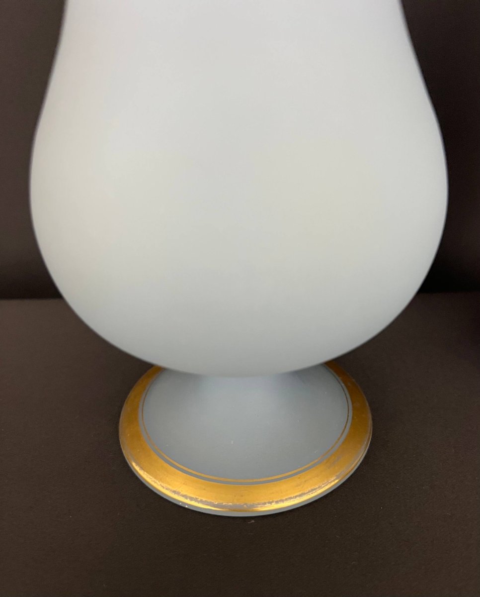 Paire de grands vases en opalin blanc mat à décor doré-photo-4