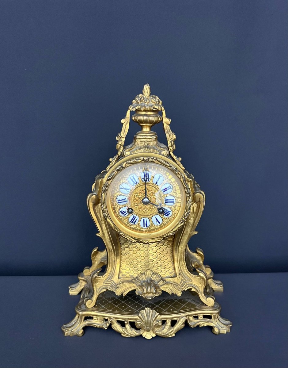 Pendule de style Louis XV en bronze doré