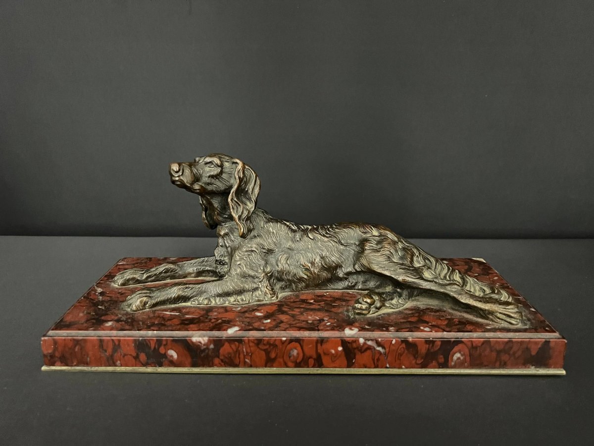Presse-papiers en bronze au chien couché sur marbre rouge griotte-photo-2