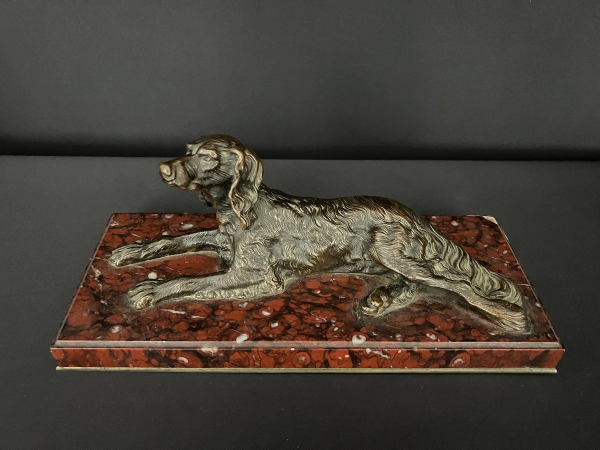 Presse-papiers en bronze au chien couché sur marbre rouge griotte-photo-3