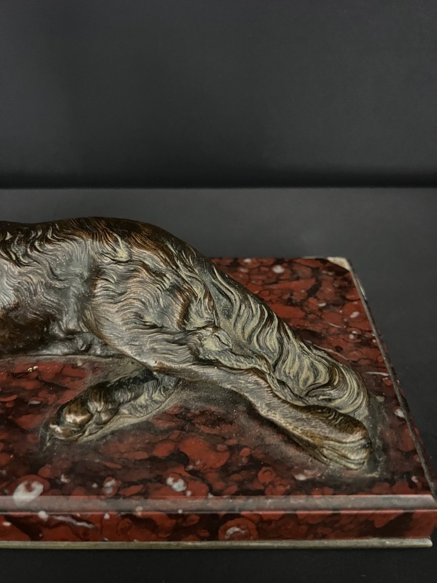 Presse-papiers en bronze au chien couché sur marbre rouge griotte-photo-1