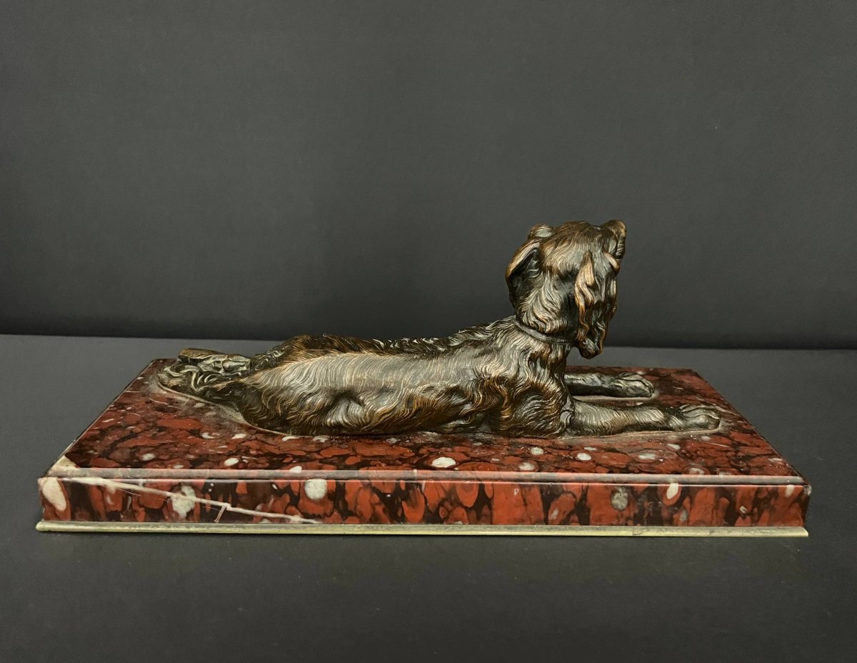 Presse-papiers en bronze au chien couché sur marbre rouge griotte-photo-2