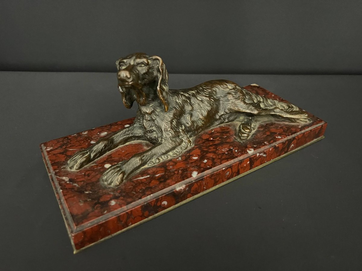 Presse-papiers en bronze au chien couché sur marbre rouge griotte-photo-3