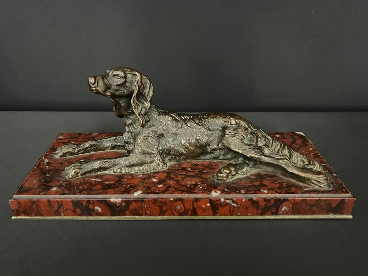 Presse-papiers en bronze au chien couché sur marbre rouge griotte