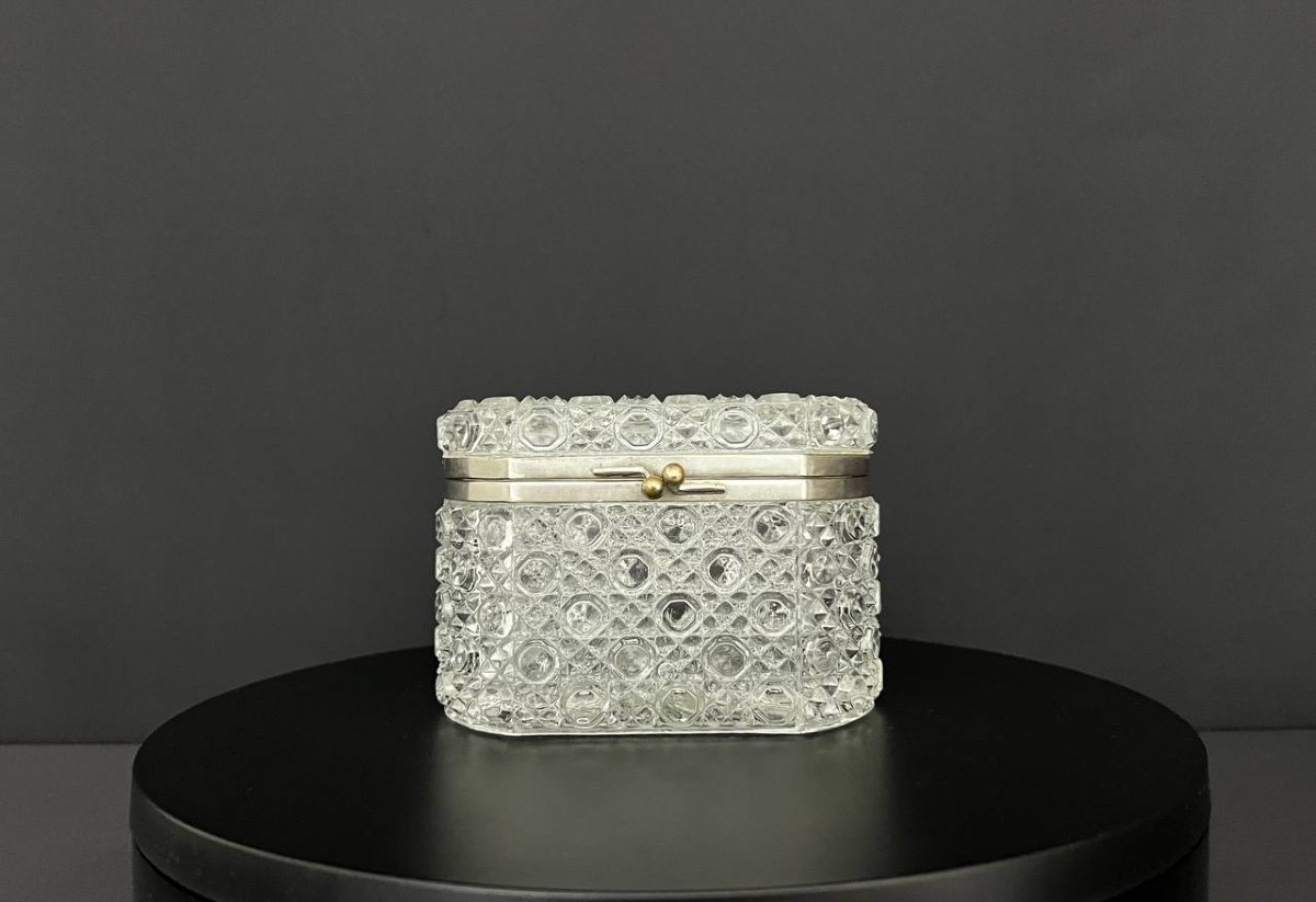 Boîte à bijoux en cristal taillé à décor de pointes de diamant