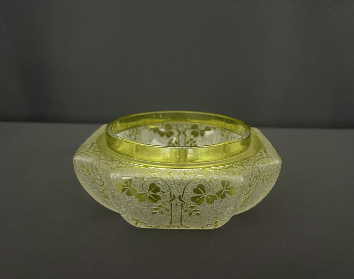 Coupe vide-poche en verre givré gravé à l’acide, attribuée à Baccarat-photo-2