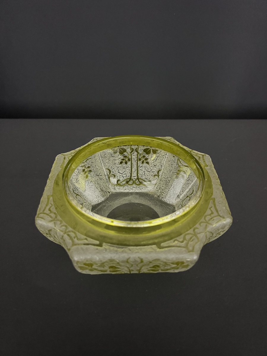 Coupe vide-poche en verre givré gravé à l’acide, attribuée à Baccarat-photo-1