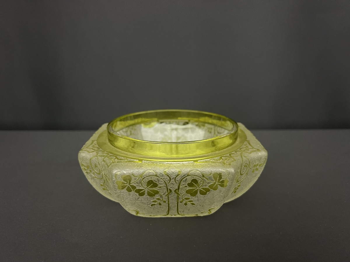Coupe vide-poche en verre givré gravé à l’acide, attribuée à Baccarat