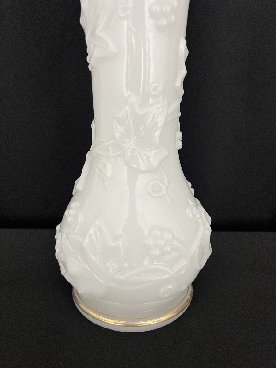 "ivy Garland" Vase In White Opaline Glass, Attributed To Baccarat, Circa 1845–1870-photo-2