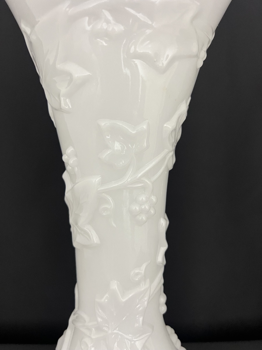 "ivy Garland" Vase In White Opaline Glass, Attributed To Baccarat, Circa 1845–1870-photo-3