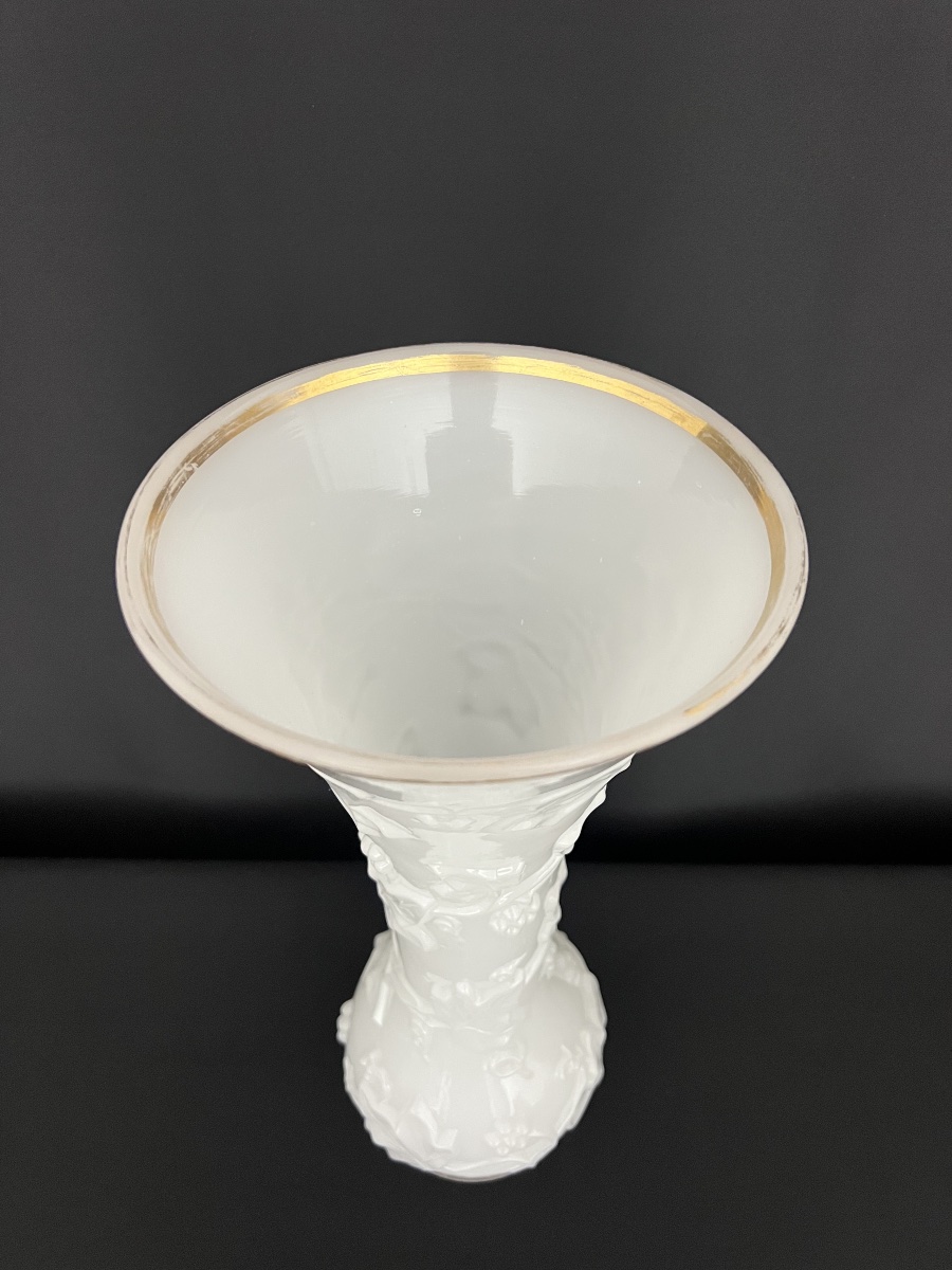 "ivy Garland" Vase In White Opaline Glass, Attributed To Baccarat, Circa 1845–1870-photo-1