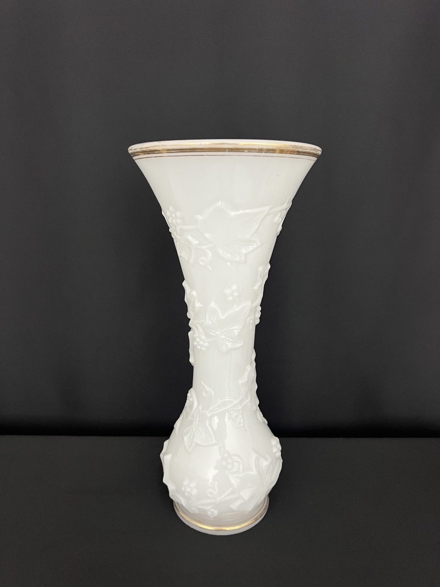 "ivy Garland" Vase In White Opaline Glass, Attributed To Baccarat, Circa 1845–1870-photo-2
