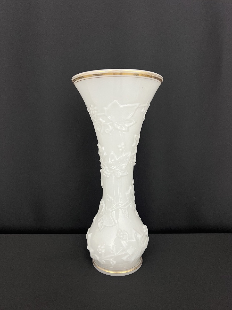 "ivy Garland" Vase In White Opaline Glass, Attributed To Baccarat, Circa 1845–1870-photo-3