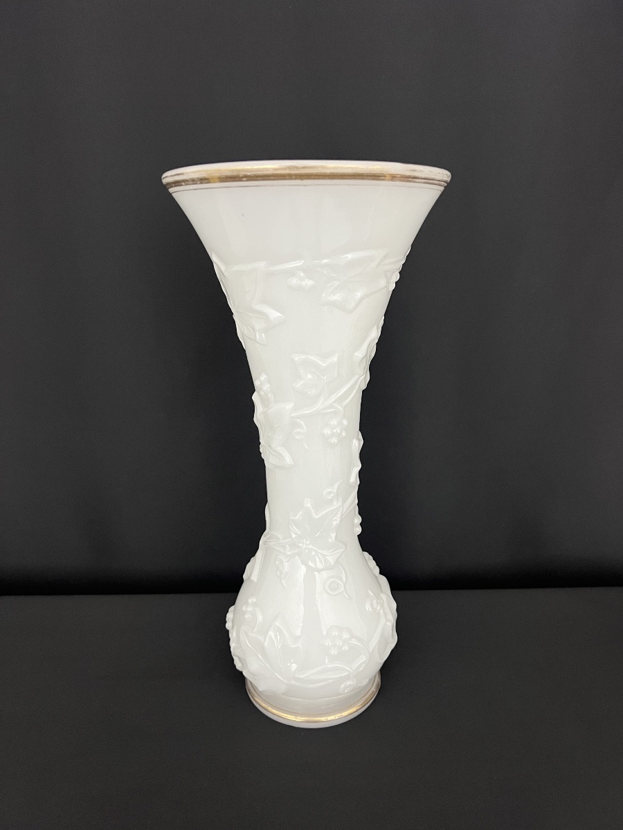 "ivy Garland" Vase In White Opaline Glass, Attributed To Baccarat, Circa 1845–1870