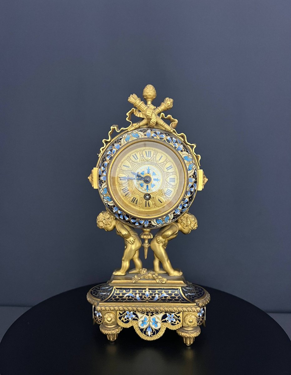 Pendule de cheminée en bronze doré et émaux polychromes aux putti