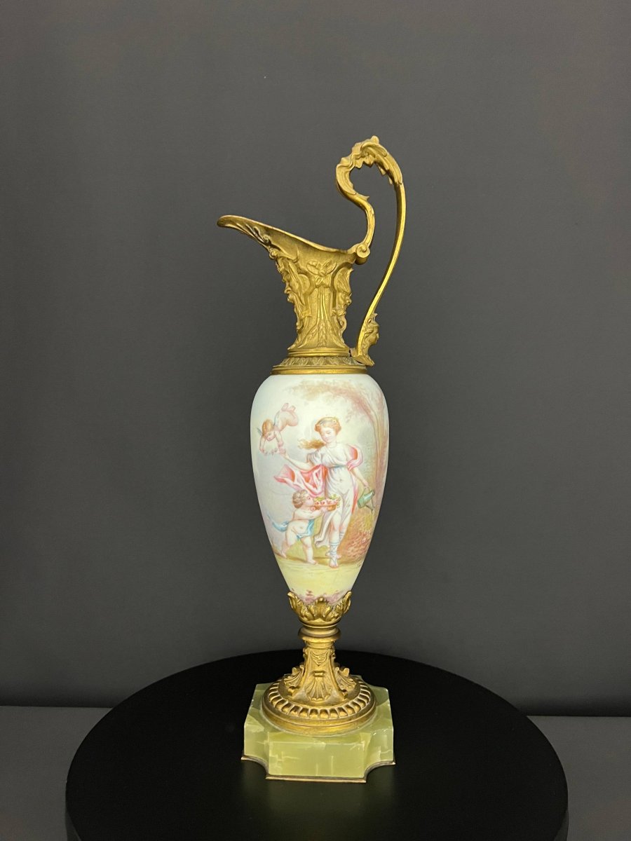 Aiguière décorative en porcelaine peinte, monture en bronze doré