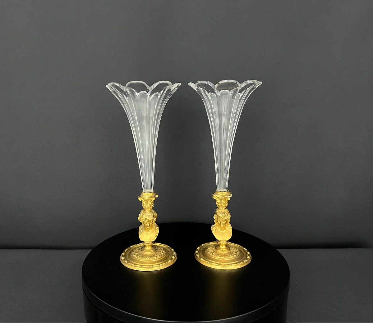 Paire de vases cornets en cristal taillé et bronze doré-photo-3