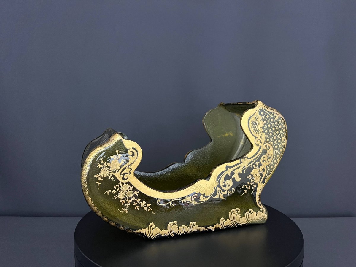 Jardinière en verre vert givré à décor doré en relief, en forme de gondole, vers 1900