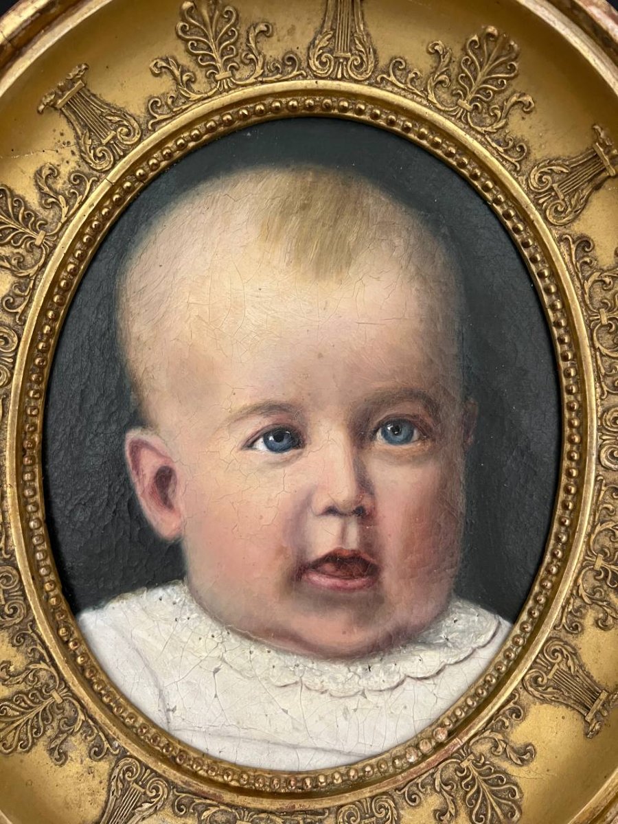 Portrait ancien d’un enfant dans un cadre ovale doré-photo-1