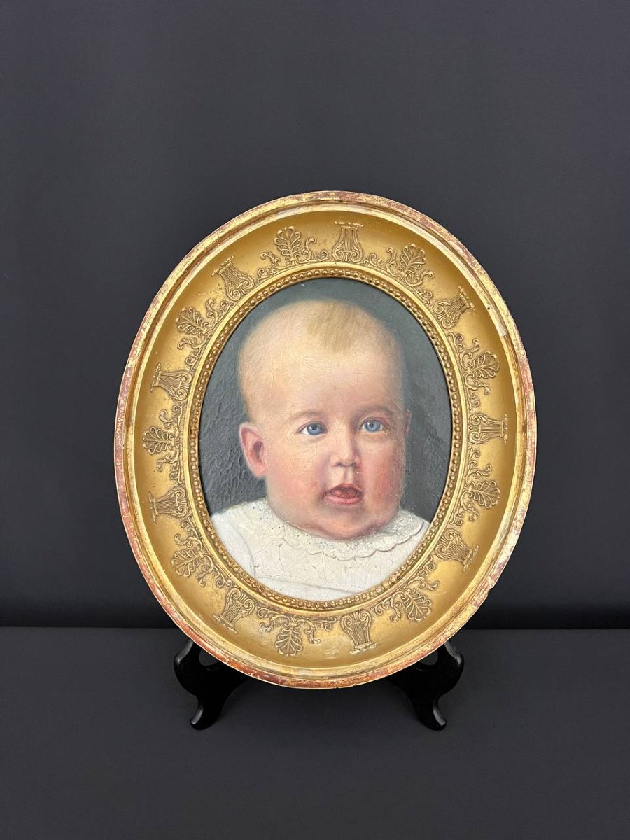 Portrait ancien d’un enfant dans un cadre ovale doré