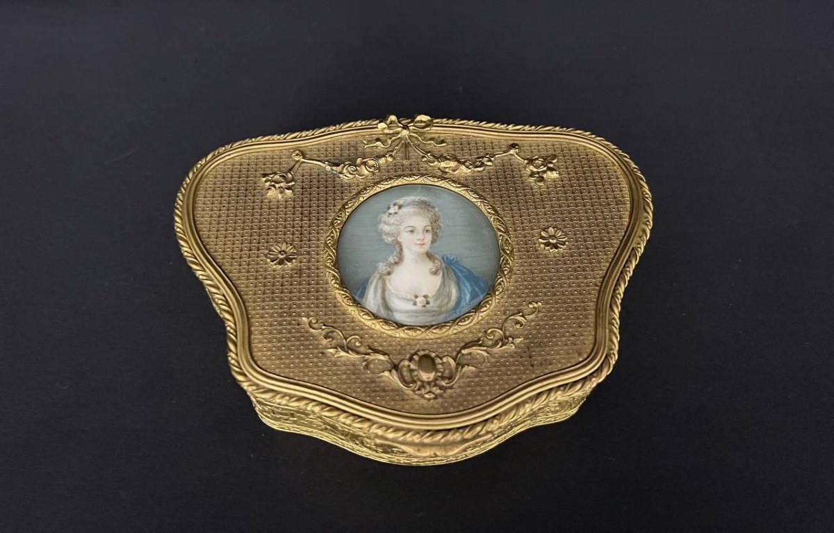 Boîte à bijoux ancienne en métal doré avec miniature – Style Louis XVI