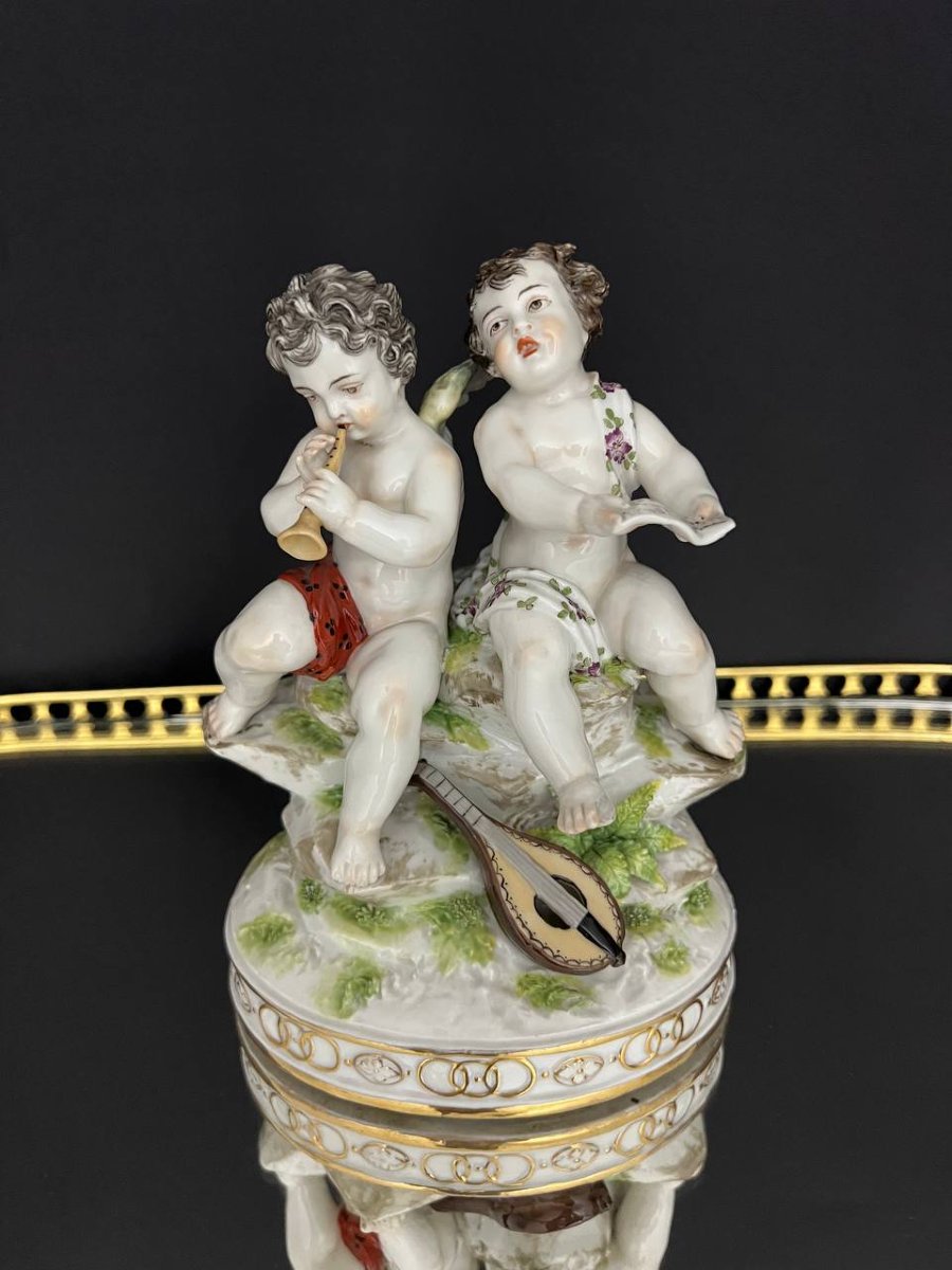 Groupe en porcelaine de Volkstedt représentant deux putti musiciens-photo-2
