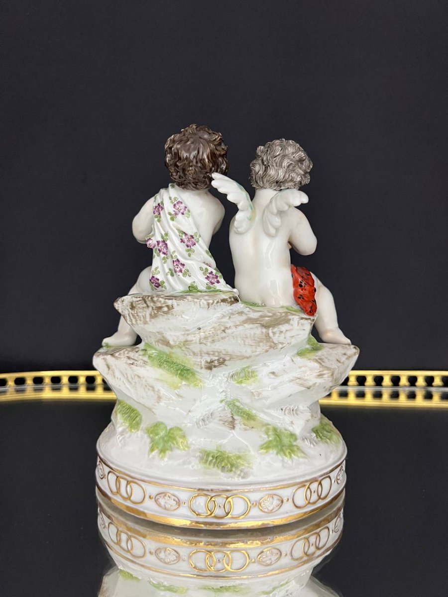 Groupe en porcelaine de Volkstedt représentant deux putti musiciens-photo-1