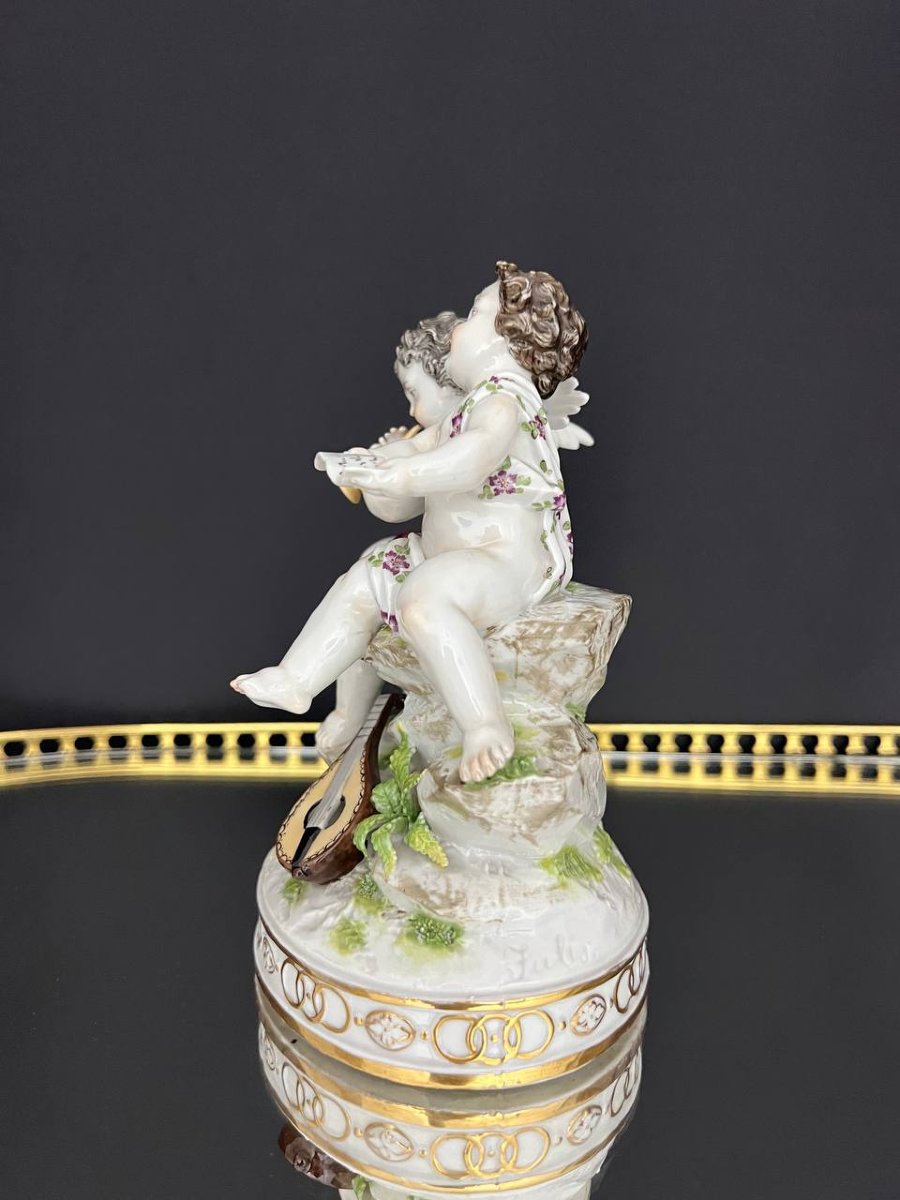 Groupe en porcelaine de Volkstedt représentant deux putti musiciens-photo-2