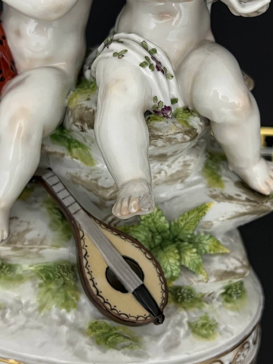 Groupe en porcelaine de Volkstedt représentant deux putti musiciens-photo-4