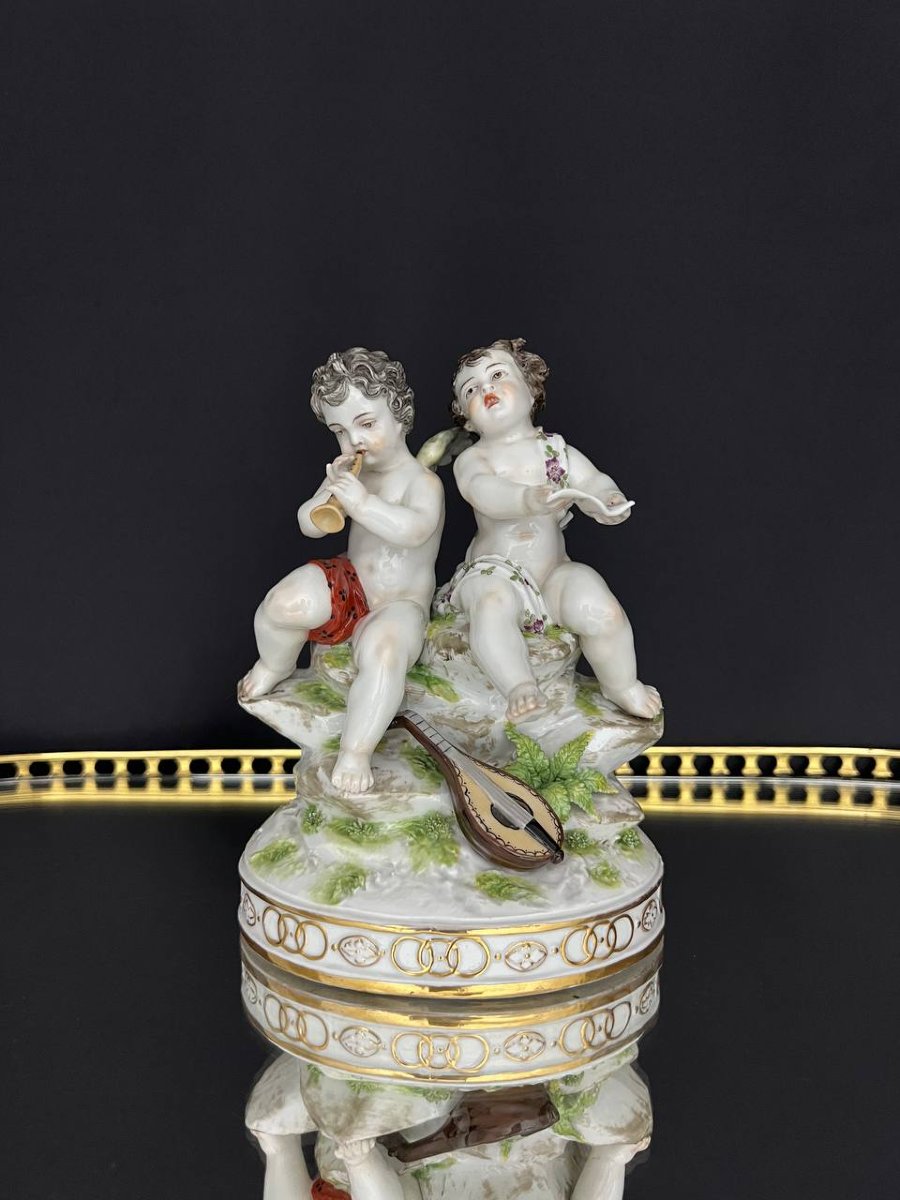 Groupe en porcelaine de Volkstedt représentant deux putti musiciens