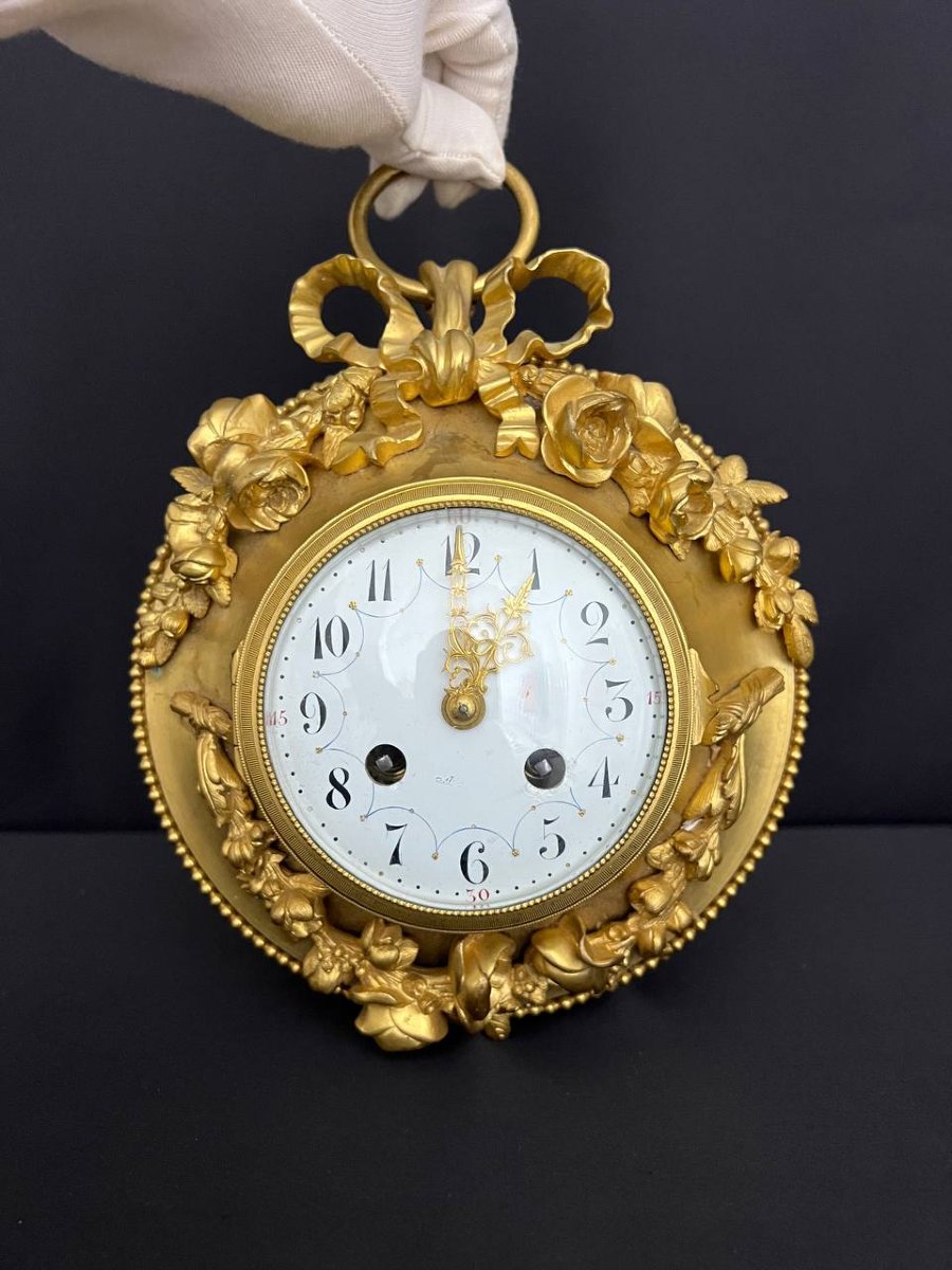 Pendule murale œil-de-bœuf en bronze doré, style Louis XVI 