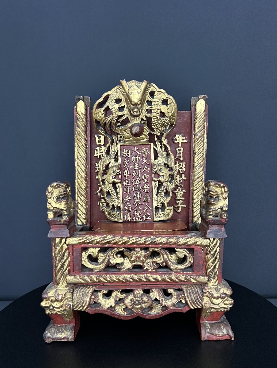 Autel chinois en bois sculpté, polychrome et doré