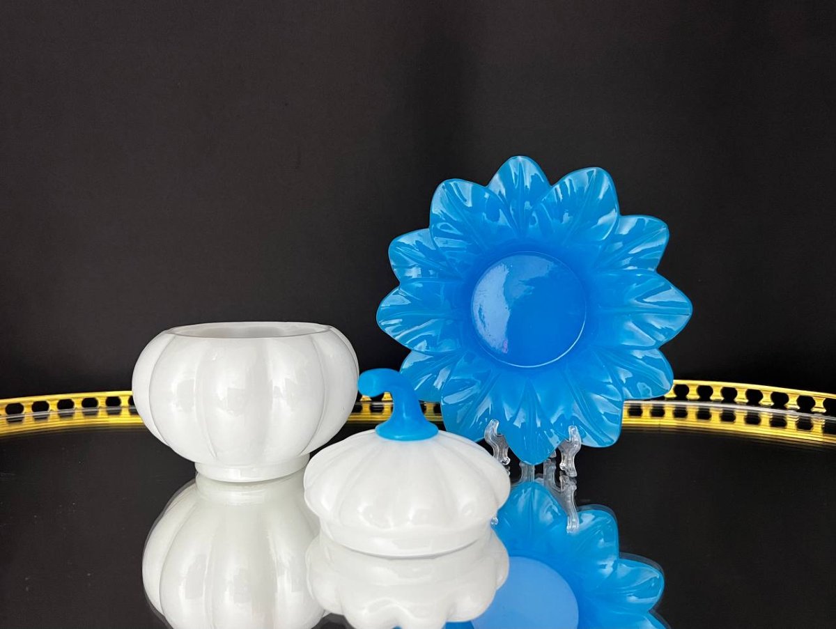 Bonbonnière en opaline blanche et bleue en forme de citrouille-photo-2