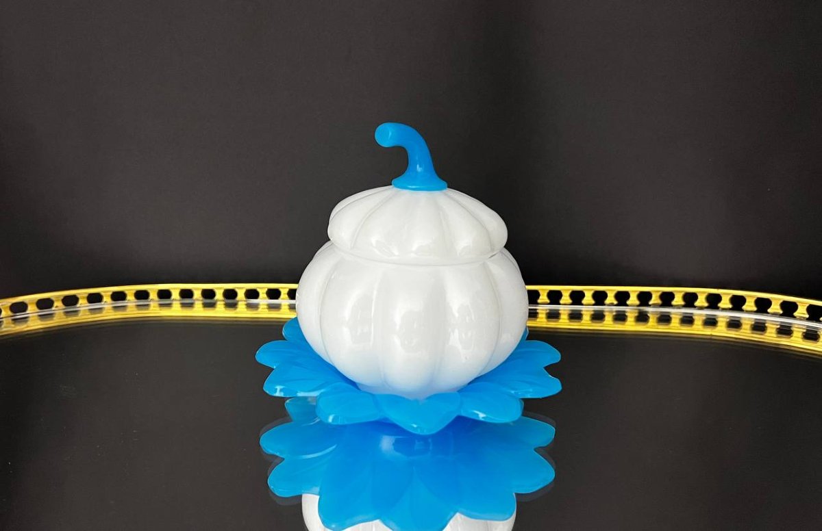 Bonbonnière en opaline blanche et bleue en forme de citrouille-photo-1