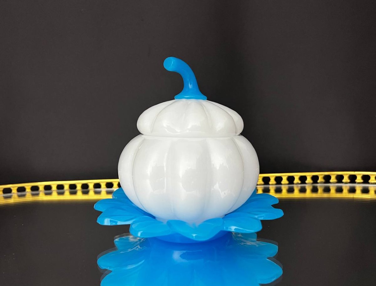 Bonbonnière en opaline blanche et bleue en forme de citrouille