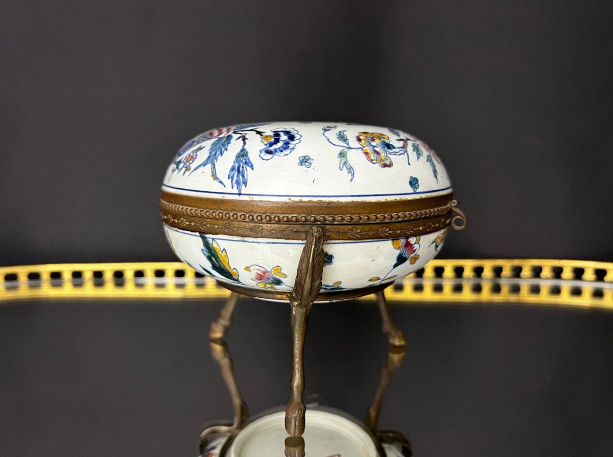 Bonbonnière en faïence de Gien à décor polychrome, monture en bronze