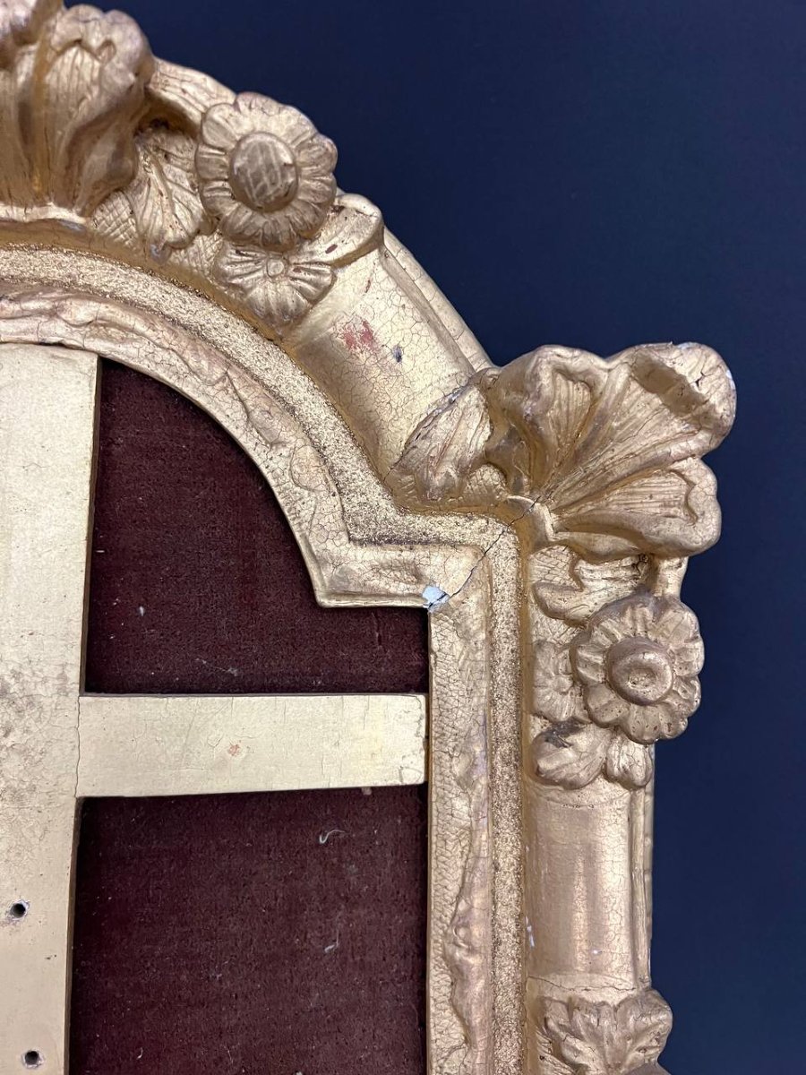 Cadre ancien en bois sculpté et doré à décor floral-photo-2