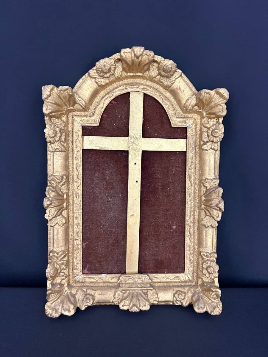 Cadre ancien en bois sculpté et doré à décor floral